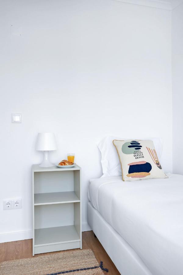 Sunny 2 Bedroom Apartment In Almada - Balconies With River View Exterior photo